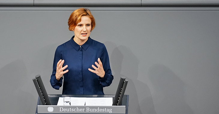 730x380 Katja Kipping mit Pult Plenum Rede