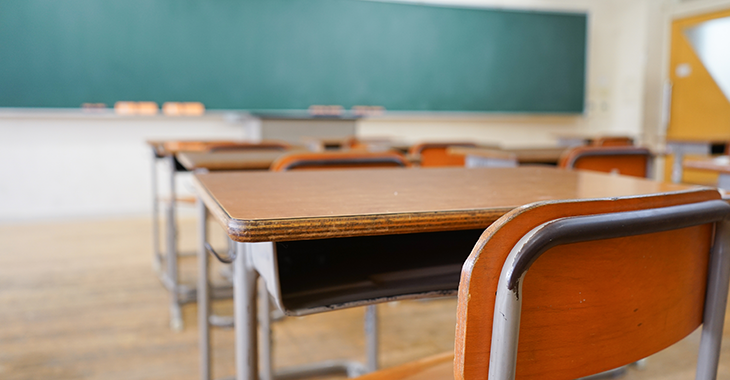 Ein leerer Klassenraum einer Schule mit einer sauberen Tafel, Pulten und abgenutzten Stühlen. Foto: © istock.com/maroke Ein leerer Klassenraum einer Schule mit einer sauberen Tafel, Pulten und abgenutzten Stühlen. Foto: © istock.com/maroke