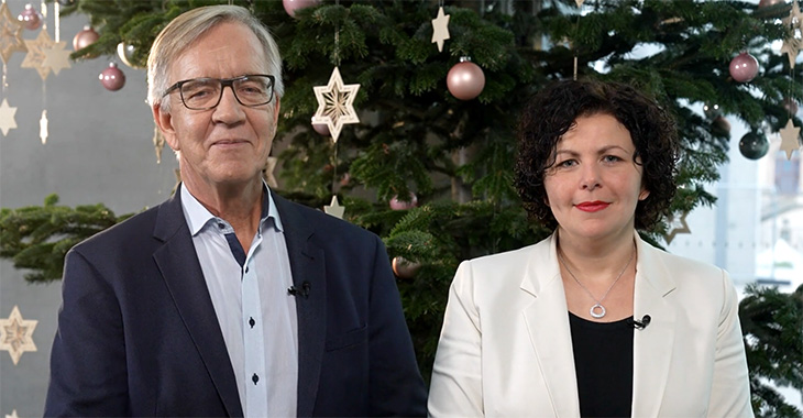 Amira Mohamed Ali und Dietmar Bartsch vor dem Weihnachtsbaum im Bundestag Amira Mohamed Ali und Dietmar Bartsch vor dem Weihnachtsbaum im Bundestag