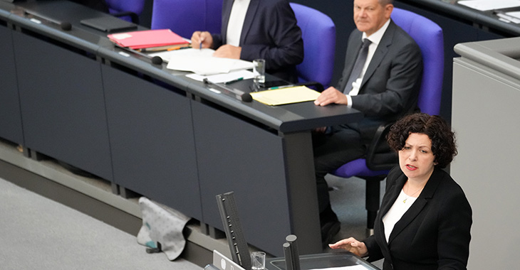 Amira Mohamed Ali im Plenum mit Olaf Scholz im Hintergrund