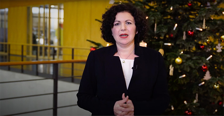 Fraktionsvorsitzende Amira Mohamed Ali vor einem Weihnachtsbaum Fraktionsvorsitzende Amira Mohamed Ali vor einem Weihnachtsbaum