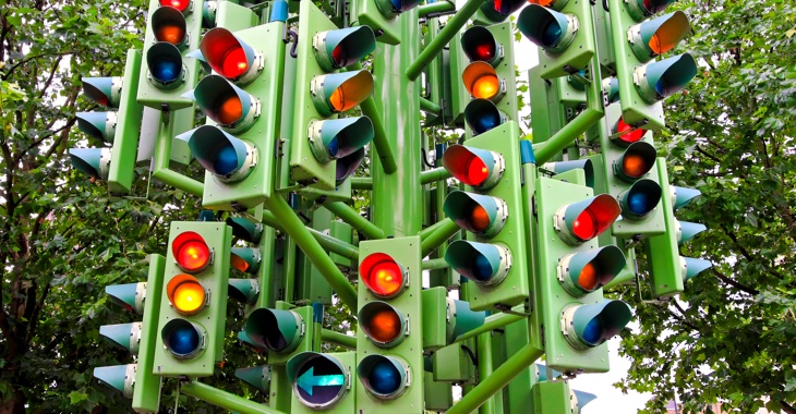 Viele Verkehrsampeln völlig durcheinander © iStock/Baloncici Viele Verkehrsampeln völlig durcheinander © iStock/Baloncici