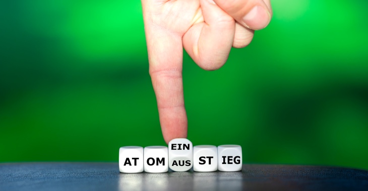 Atomausstieg oder Atomeinstieg - ein Finger kippt einen Würfel mit den Silben aus und ein © iStock/Fokusiert