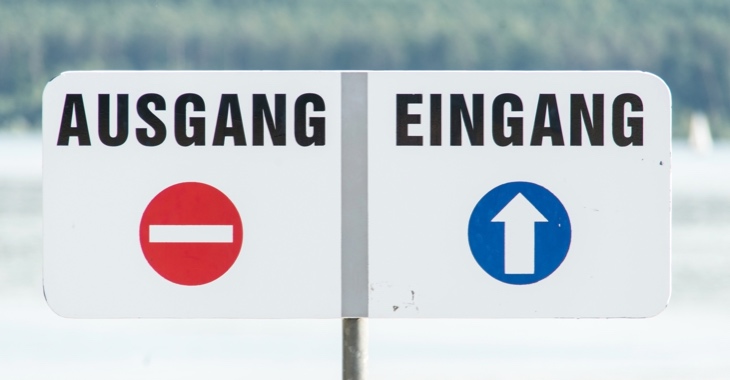 Zwei Schilder für Ausgang und Eingang direkt nebeneinander © iStock/wakila Zwei Schilder für Ausgang und Eingang direkt nebeneinander © iStock/wakila