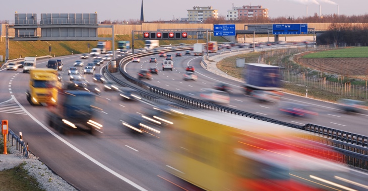 Verschwommene PKW und LKW auf einer stark vefahrenen Autobahn © iStockphoto.com/manwolste Verschwommene PKW und LKW auf einer stark vefahrenen Autobahn © iStockphoto.com/manwolste