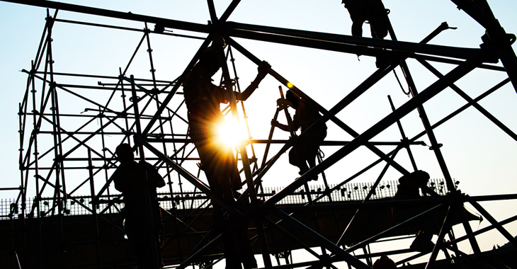 Silhouetten von Bauarbeitern, die auf einer Baustelle Gerüste montieren © iStockphoto.com/hxdbzxy Silhouetten von Bauarbeitern, die auf einer Baustelle Gerüste montieren © iStockphoto.com/hxdbzxy