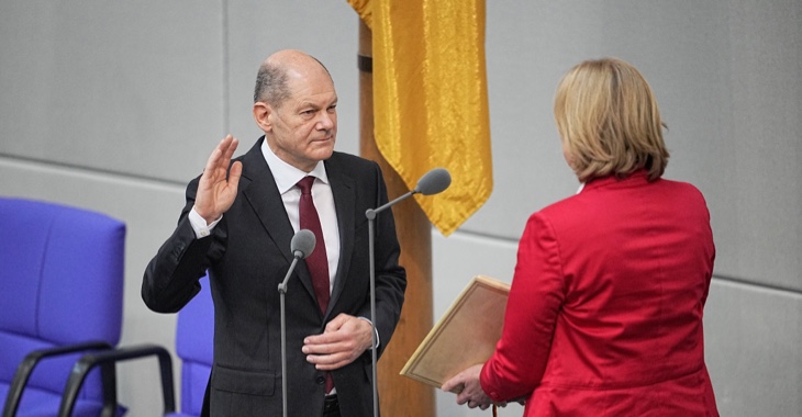 Olaf Scholz leistet am 8. Dezember 2021 vor Bundestagspräsidentin Bärbel Das seinen Amtseid als Bundeskanzler © picture alliance/dpa|Michael Kappeler