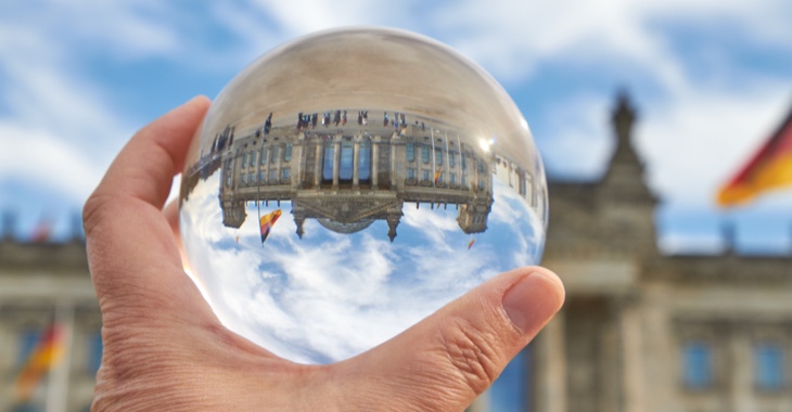 Das Reichstagsgebäude in Berlin durch eine Glaskugel betrachtet auf dem Kopf © iStock/foto-ruhrgebiet Das Reichstagsgebäude in Berlin durch eine Glaskugel betrachtet auf dem Kopf © iStock/foto-ruhrgebiet