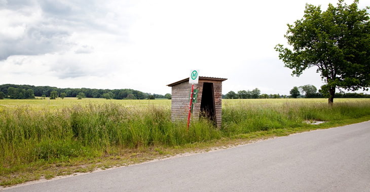 Bushaltestelle an einer Landstraße © iStockphoto.com/lowkick Bushaltestelle an einer Landstraße © iStockphoto.com/lowkick