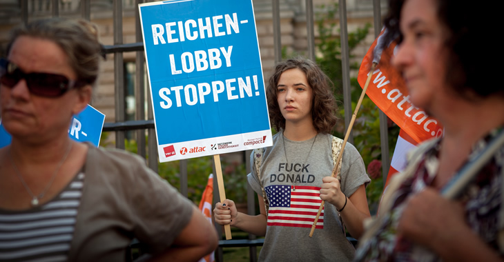 Bei einer Campact-Aktion gegen die von der Bundesregierung geplante Erbschaftsteuerreform hält eine Teilnehmerin ein Schild mit der Aufschrift »Reichenlobby stoppen!« © Jakob Huber/Campact Bei einer Campact-Aktion gegen die von der Bundesregierung geplante Erbschaftsteuerreform hält eine Teilnehmerin ein Schild mit der Aufschrift »Reichenlobby stoppen!« © Jakob Huber/Campact