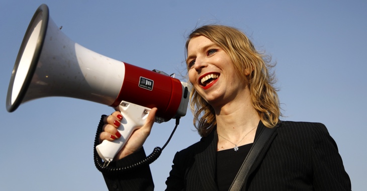 Whistleblowerin Chelsea Manning hält ein Megafon © picture alliance/AP Photo/Patrick Semansky Whistleblowerin Chelsea Manning hält ein Megafon © picture alliance/AP Photo/Patrick Semansky