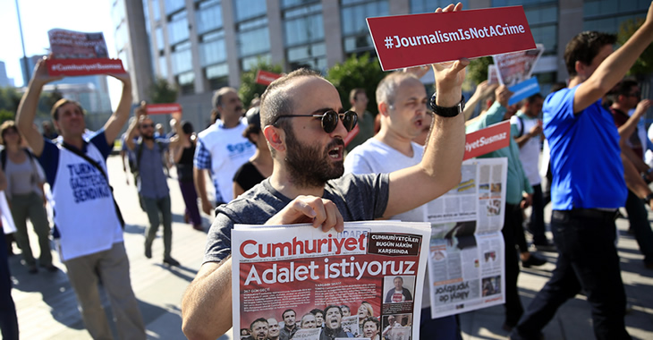 Zum Prozessauftakt gegen Journalisten der türkischen Zeitung Cumhuriyet am 24. Juli 2017 in Istanbul protestieren Aktivisten für Pressefreiheit © picture alliance/AP Photo Zum Prozessauftakt gegen Journalisten der türkischen Zeitung Cumhuriyet am 24. Juli 2017 in Istanbul protestieren Aktivisten für Pressefreiheit © picture alliance/AP Photo