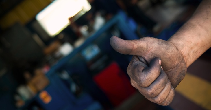 Hand eines Arbeiters zeigt: Daumen hoch @ iStock/edfuentesg Hand eines Arbeiters zeigt: Daumen hoch @ iStock/edfuentesg