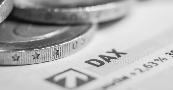 Euromünzen auf einem Ausdruck mit der Aufschrift DAX © iStock/Skywalker_ll