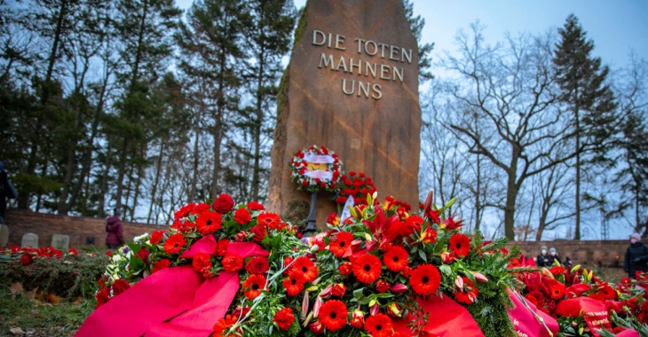 Mahnmal mit der Inschrift »Die Toten mahnen uns« in der Gedenkstätte der Sozialisten in Berlin-Friedrichsfelde