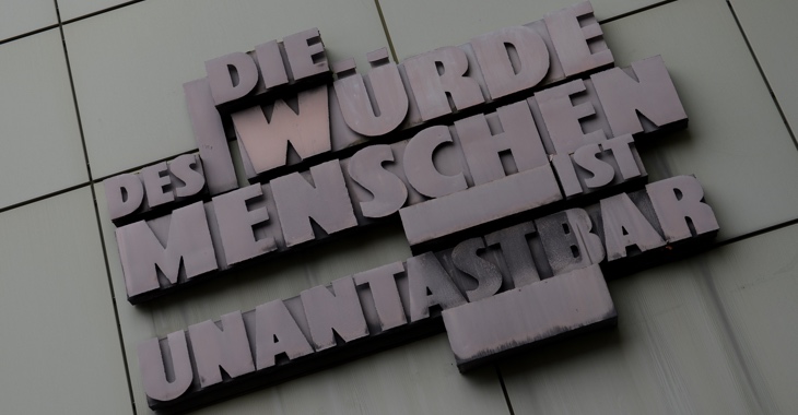 Das Grundgesetz-Zitat "Die Würde des Menschen ist unantastbar" an der Fassade eines Gerichtsgebäudes in Frankfurt am Main © Arne Dedert/dpa Das Grundgesetz-Zitat "Die Würde des Menschen ist unantastbar" an der Fassade eines Gerichtsgebäudes in Frankfurt am Main © Arne Dedert/dpa