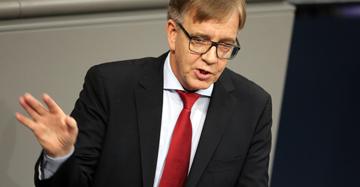 Dietmar Bartsch am Rednerpult des Bundestages © dpa Dietmar Bartsch am Rednerpult des Bundestages © dpa