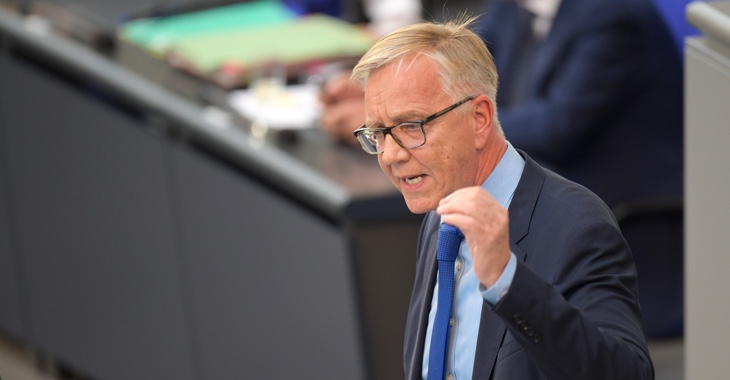 Dietmar Bartsch am Rednerpult des Bundestag, verdeckt dahinter Bundeskanzler Olaf Scholz auf der Regierungsbank © picture alliance|Fotostand/Reuhl