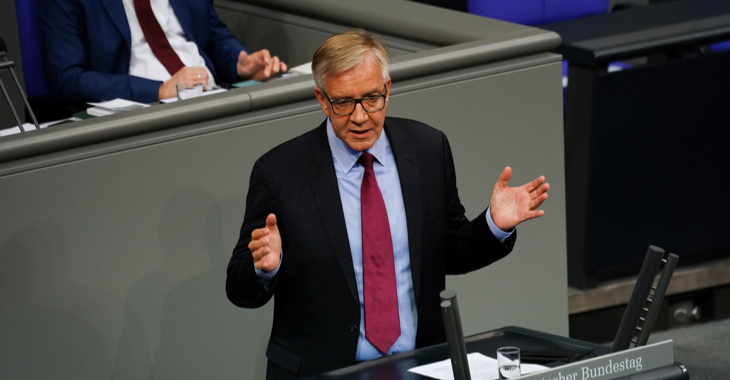 Dietmar Bartsch am Rednerpult des Bundestages