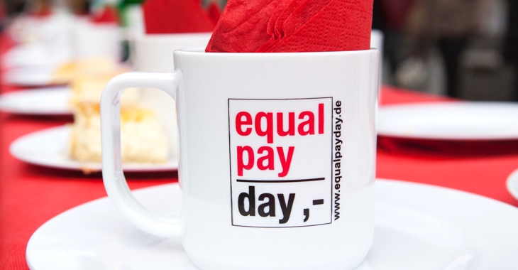 Eine weiße Tasse mit der Aufschrift Qual Pay Day © iStock/ollo Eine weiße Tasse mit der Aufschrift Qual Pay Day © iStock/ollo