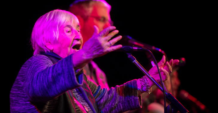 Esther Bejarano singt 2016 während eines Konzerts © Tim Schamberger/dpa Esther Bejarano singt 2016 während eines Konzerts © Tim Schamberger/dpa