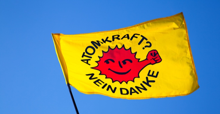 Gelbe Fahne mit der Aufschrift: Atomkraft? Nein danke! © iStock/PhotographerCW Gelbe Fahne mit der Aufschrift: Atomkraft? Nein danke! © iStock/PhotographerCW
