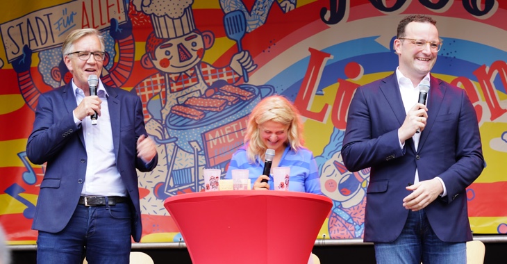 Dietmar Bartsch, Christina Dunz und Jens Spahn beim Fest der Linken am 22. Juni 2019 auf dem Rosa-Luxemburg-Platz in Berlin Dietmar Bartsch, Christina Dunz und Jens Spahn beim Fest der Linken am 22. Juni 2019 auf dem Rosa-Luxemburg-Platz in Berlin