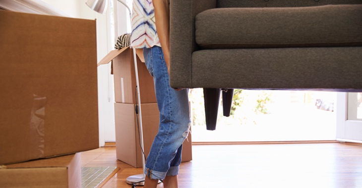 Eine Frau in Jeans trägt ein Sofa © iStockphoto.com/monkeybusinessimages Eine Frau in Jeans trägt ein Sofa © iStockphoto.com/monkeybusinessimages