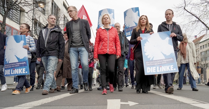 Petra Sitte, Alexander Neu, Dietmar Bartsch, Gesine Lötzsch, Evrim Sommer und Pascal Meiser am 13. Apil 2018 beim Friedensspaziergang zu den Botschaften der USA, Russlands, Großbritanniens und Frankreichs © Jörg Carstensen/dpa Petra Sitte, Alexander Neu, Dietmar Bartsch, Gesine Lötzsch, Evrim Sommer und Pascal Meiser am 13. Apil 2018 beim Friedensspaziergang zu den Botschaften der USA, Russlands, Großbritanniens und Frankreichs © Jörg Carstensen/dpa