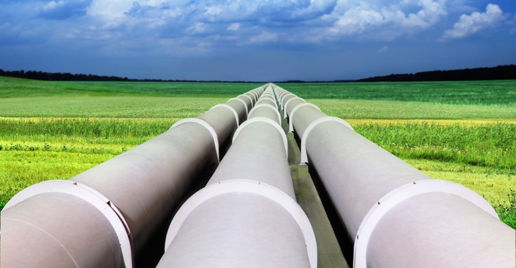Eine Gaspipeline mit drei riesigen Röhren führt über ein grünes Feld © iStockphoto.com/suaphoto Eine Gaspipeline mit drei riesigen Röhren führt über ein grünes Feld © iStockphoto.com/suaphoto