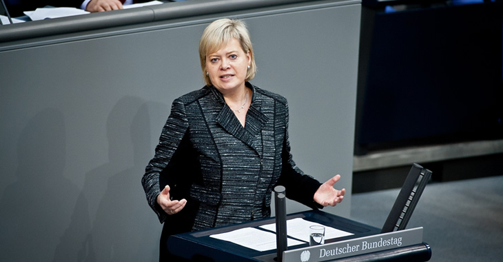 Gesine Lötzsch am Rednerpult des Bundestages © DBT/Simone M. Neumann Gesine Lötzsch am Rednerpult des Bundestages © DBT/Simone M. Neumann