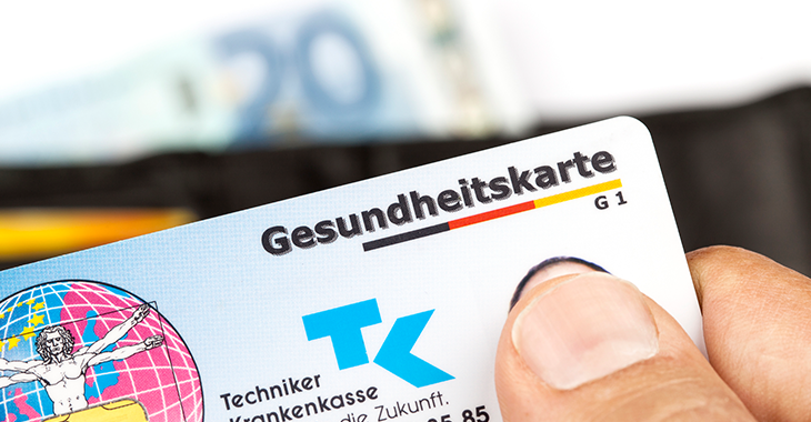 Hand hält eine Krankenversicherungskarte @iStock/ollo Hand hält eine Krankenversicherungskarte