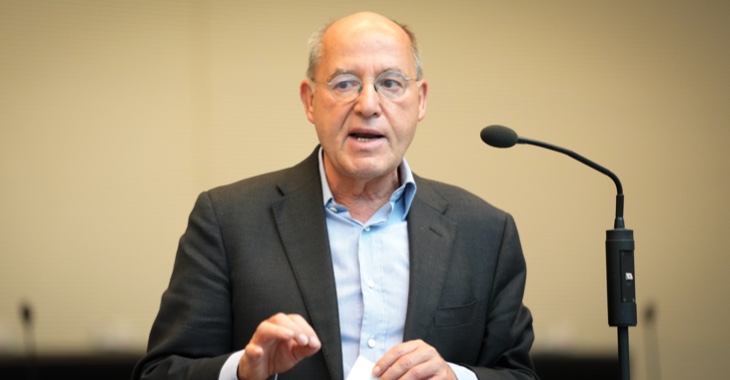 Gregor Gysi an einem Standmikrofon spricht während einer Fraktionssitzung der Linksfraktion im Bundestag