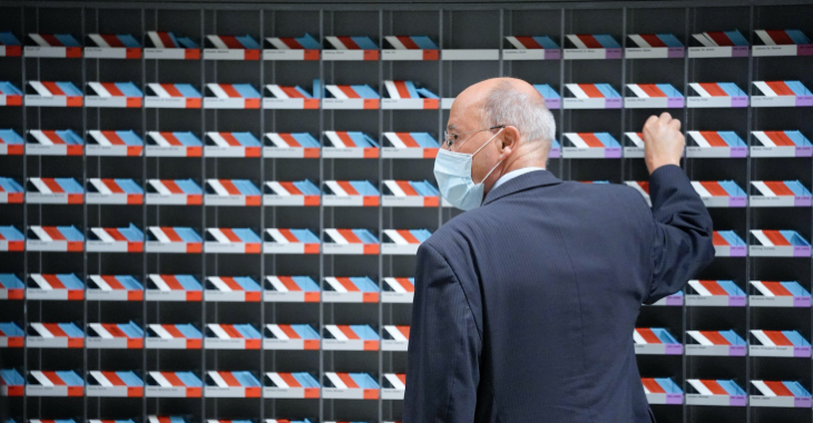 Gregor Gysi mit Maske vor einem Regal mit Abstimmungskarten für Abgeordnete im Bundestag © picture alliance/Flashpic/Jens Krick Gregor Gysi mit Maske vor einem Regal mit Abstimmungskarten für Abgeordnete im Bundestag © picture alliance/Flashpic/Jens Krick