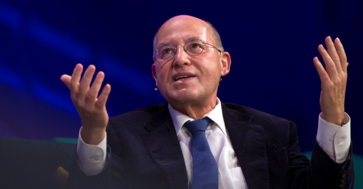 Gregor Gysi hat beide Arme ausgestreckt und blickt beim Sprechen nach oben © picture alliance/SZ Photo/Johannes Simon Gregor Gysi hat beide Arme ausgestreckt und blickt beim Sprechen nach oben © picture alliance/SZ Photo/Johannes Simon