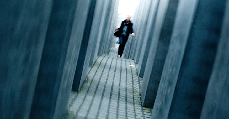 Eine Frau läuft durch das Holocaust-Mahnmal in Berlin © Raw Herring Eine Frau läuft durch das Holocaust-Mahnmal in Berlin © Raw Herring