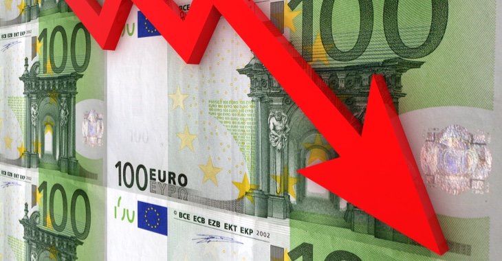 Roter abfallender Pfeil vor Einhundert-Euro-Scheinen © iStock/alexsl