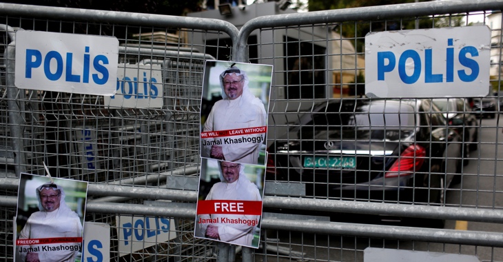 Anhänger des saudischen Journalisten hängen am 8. Oktober 2018 Fotos von ihm an Polizei-Absperrungen vor dem Konsulat Saudi Arabiens in Istanbul © REUTERS/Murad Sezer Anhänger des saudischen Journalisten hängen am 8. Oktober 2018 Fotos von ihm an Polizei-Absperrungen vor dem Konsulat Saudi Arabiens in Istanbul © REUTERS/Murad Sezer