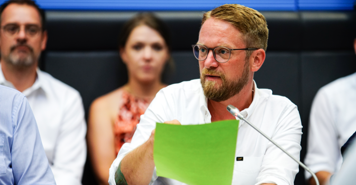 Jan Korte, Erster Parlamentarischer Geschäftsführer der Linksfraktion, spricht während einer Fraktionssitzung Jan Korte, Erster Parlamentarischer Geschäftsführer der Linksfraktion, spricht während einer Fraktionssitzung