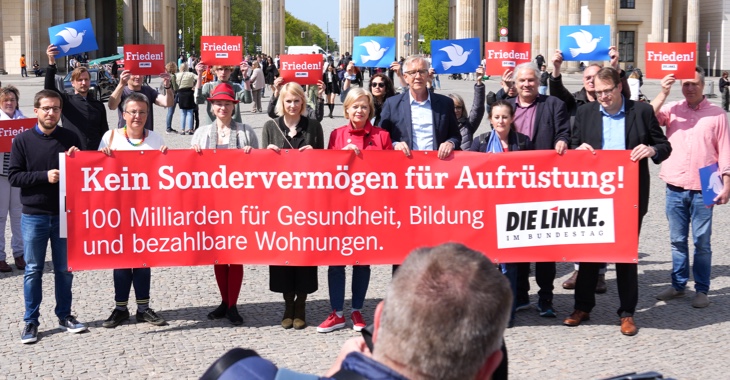 Mitglieder der Linksfraktion im Bundestag halten am Brandenburger Tor in Berlin ein Transparent mit der Aufschrift »Kein Sondervermögen für Aufrüstung« Mitglieder der Linksfraktion im Bundestag halten am Brandenburger Tor in Berlin ein Transparent mit der Aufschrift »Kein Sondervermögen für Aufrüstung«