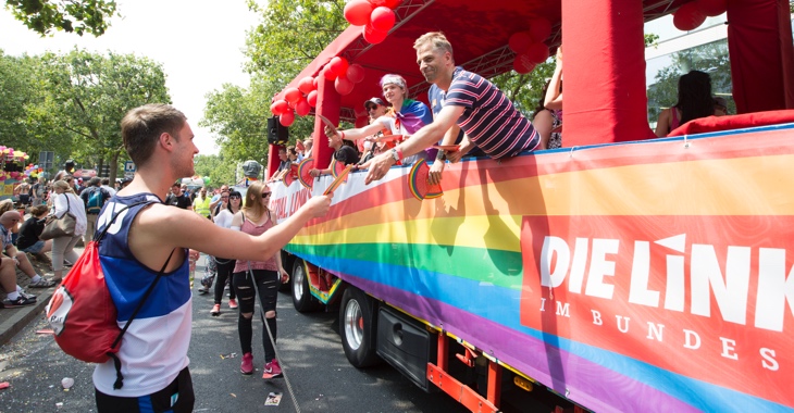 Beim CSD am 22. Juli 2017 in Berlin überreicht Stefan Liebich einem Teilnehmer einen Flyer Beim CSD am 22. Juli 2017 in Berlin überreicht Stefan Liebich einem Teilnehmer einen Flyer