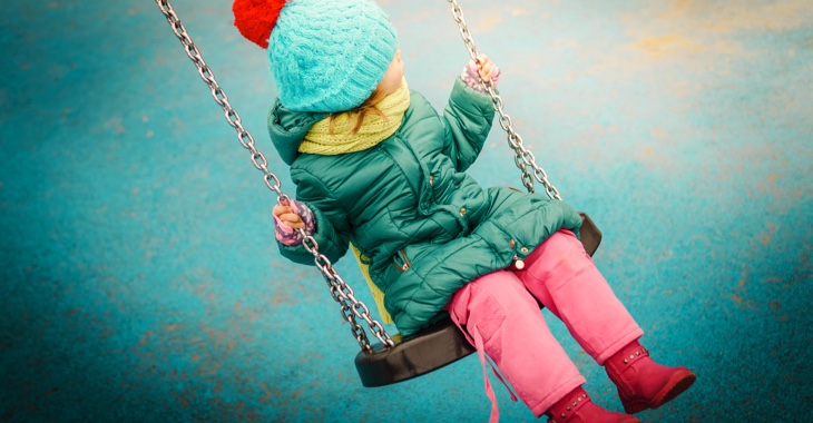 Ein Mädchen bei Regen mit Pudelmütze und Gummistiefeln auf einer Schaukel © iStock/oska25 Ein Mädchen bei Regen mit Pudelmütze und Gummistiefeln auf einer Schaukel © iStock/oska25