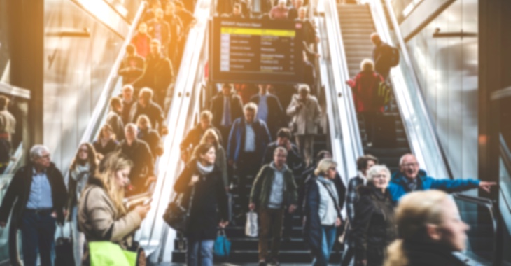 Sehr viele Menschen auf einer Treppe und Rolltreppen in einem Bahnhof © iStock/hanohiki Sehr viele Menschen auf einer Treppe und Rolltreppen in einem Bahnhof © iStock/hanohiki