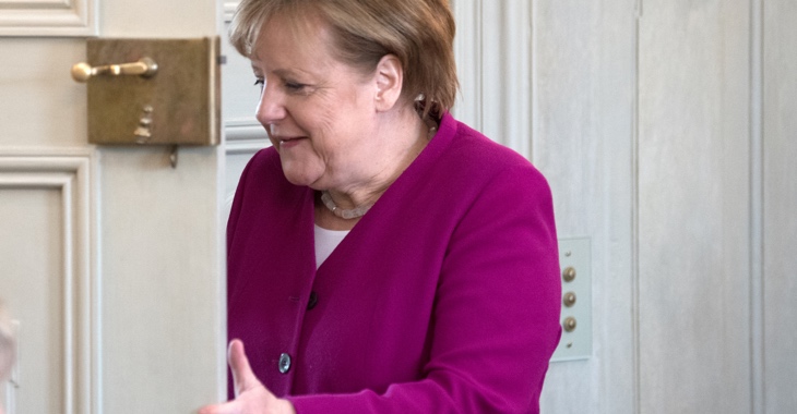 Bundeskanzlerin Merkel öffnet eine Tür © dpa/Ralf Hirschberger Bundeskanzlerin Merkel öffnet eine Tür © dpa/Ralf Hirschberger