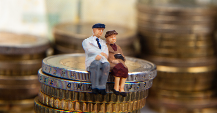 Ein Rentnerehepaar als Miniaturfiguren auf einem Haufen Euro-Münzen © iStock/macgyverhh Ein Rentnerehepaar als Miniaturfiguren auf einem Haufen Euro-Münzen © iStock/macgyverhh