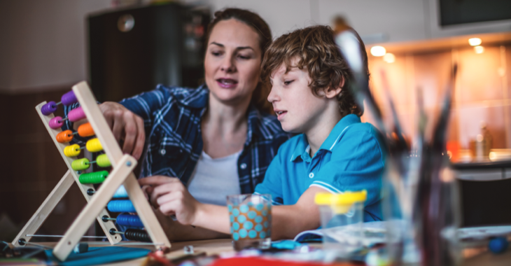Eine Mutter mit ihrem Sohn rechnen in einem Küche an einem Abakus © iStock/MilosStankovic Eine Mutter mit ihrem Sohn rechnen in einem Küche an einem Abakus © iStock/MilosStankovic