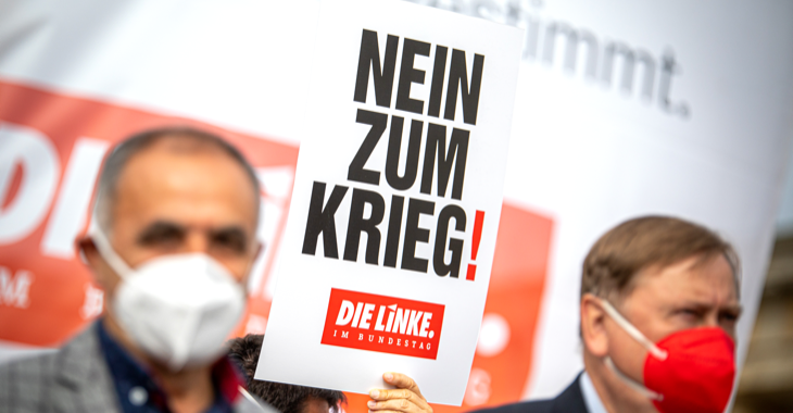 Bei einer Friedensdemo wird ein Schild mit der Aufschrift »Nein zum Krieg« hochgehalten © Martin Heinlein Bei einer Friedensdemo wird ein Schild mit der Aufschrift »Nein zum Krieg« hochgehalten © Martin Heinlein