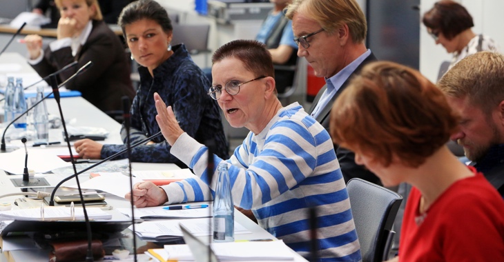 Petra Sitte spricht während einer Fraktionssitzung Petra Sitte spricht während einer Fraktionssitzung