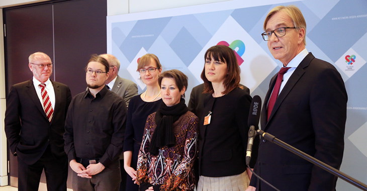 Dietmar Bartsch, Jaqueline Bernhardt, Solveig Schuster, Eva von Angern, Norbert Müller, Heinz Hilger und Ulrich Schneider präsentieren am 1. Dezember 2016 das Netzwerk gegen Kinderarmut Dietmar Bartsch, Jaqueline Bernhardt, Solveig Schuster, Eva von Angern, Norbert Müller, Heinz Hilger und Ulrich Schneider präsentieren am 1. Dezember 2016 das Netzwerk gegen Kinderarmut