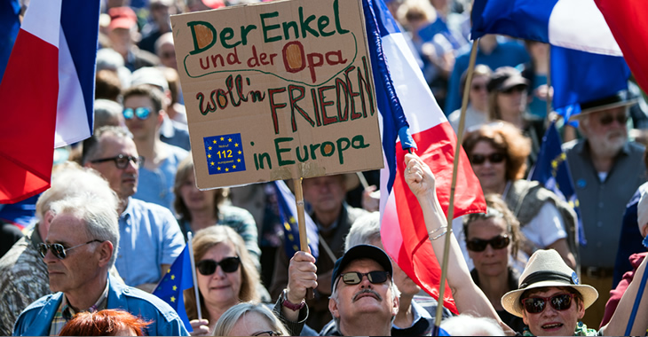 Bei einer Puls of Europe-Kundgebung in Frankfurt am Main hält ein Teilnehmer ein Schild mit der Aufschrift »Der Enkel und der Opa wollen Frieden in Europa« © Andreas Arnold/dpa Bei einer Puls of Europe-Kundgebung in Frankfurt am Main hält ein Teilnehmer ein Schild mit der Aufschrift »Der Enkel und der Opa wollen Frieden in Europa« © Andreas Arnold/dpa